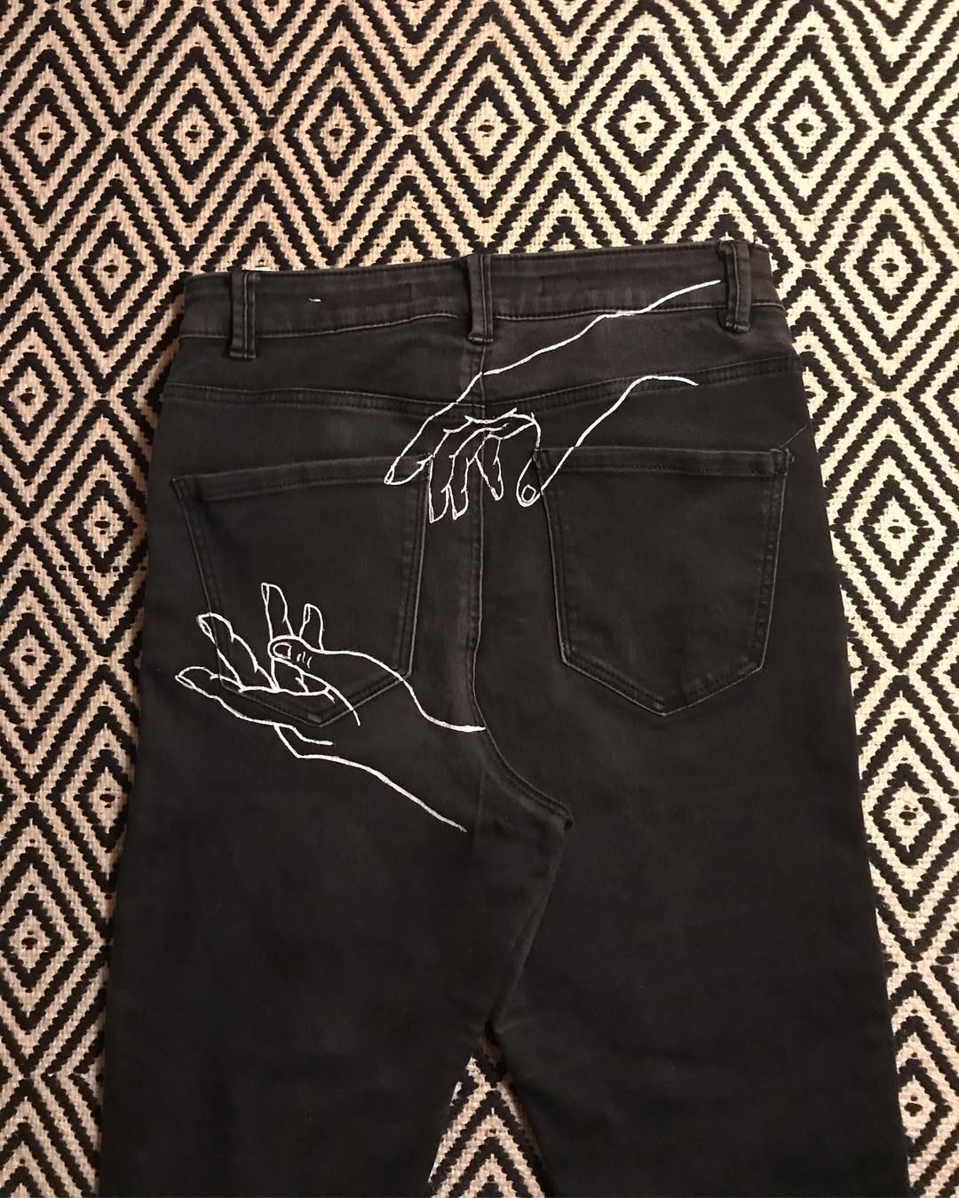 primer pedido !espero que te encanten !!@anaojeeda 💜🥳✍️✨#pintura #acrylicpainting #ropa #arte