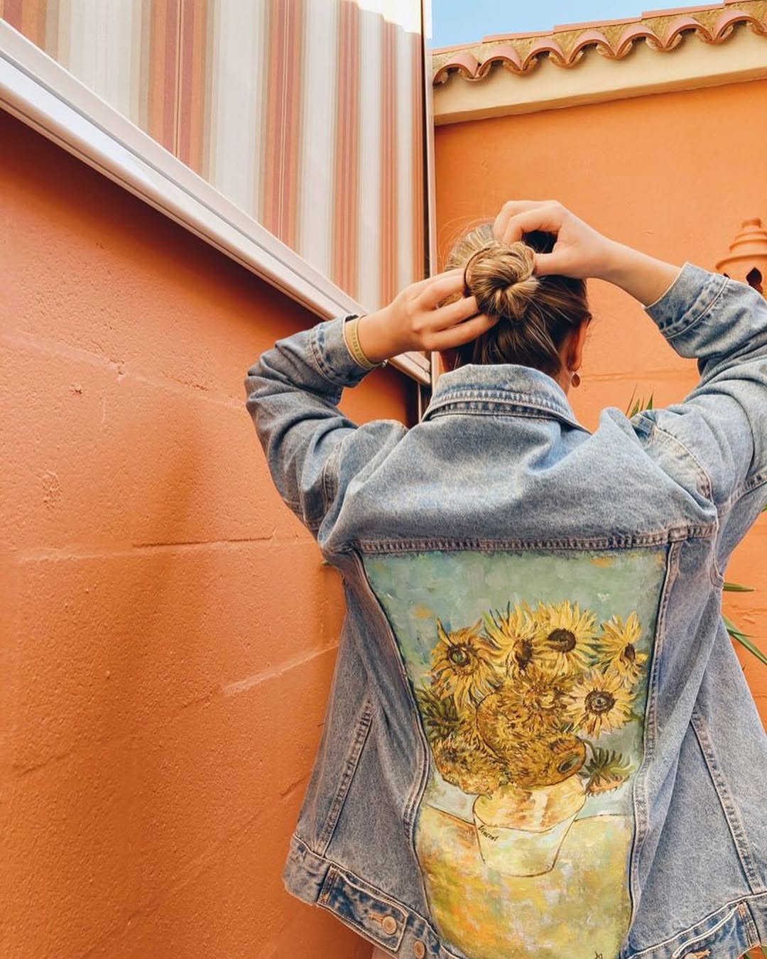 chaqueta personalizada 🌻✨#girasolesdevangogh #acrylicpainting #artistsoninstagram #artezacolors